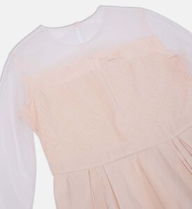 فستان واسع مزين بأحجار الراين