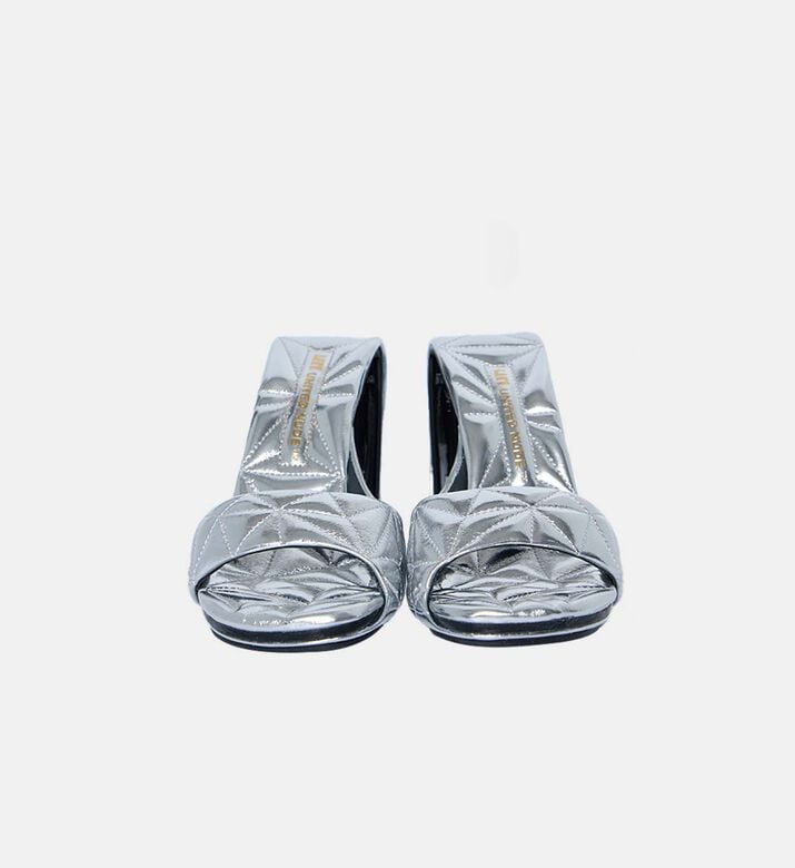 صندل مفتوح من الخلف بفتحات بكعب ويدج مبطّن