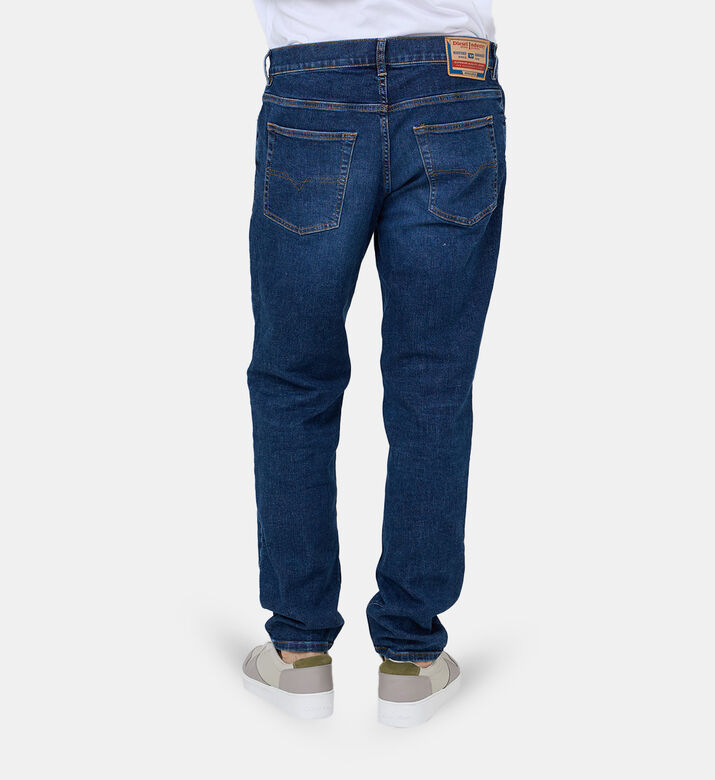 بنطال جينز بقصّة تضيق نحو الاسفل دي-فينيتيف