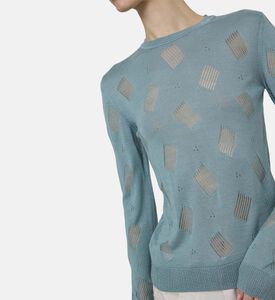 كنزة محبوكة بياقة دائرية وتفاصيل مثقبة