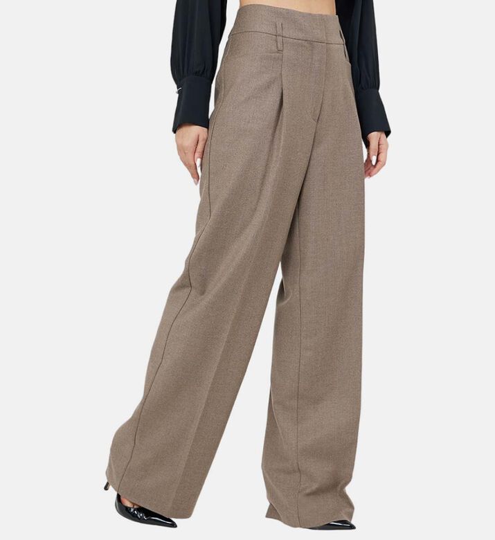 بنطال واسع الأرجل وخصر عالي