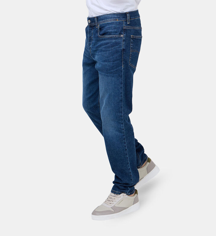 بنطال جينز بقصّة تضيق نحو الاسفل دي-فينيتيف