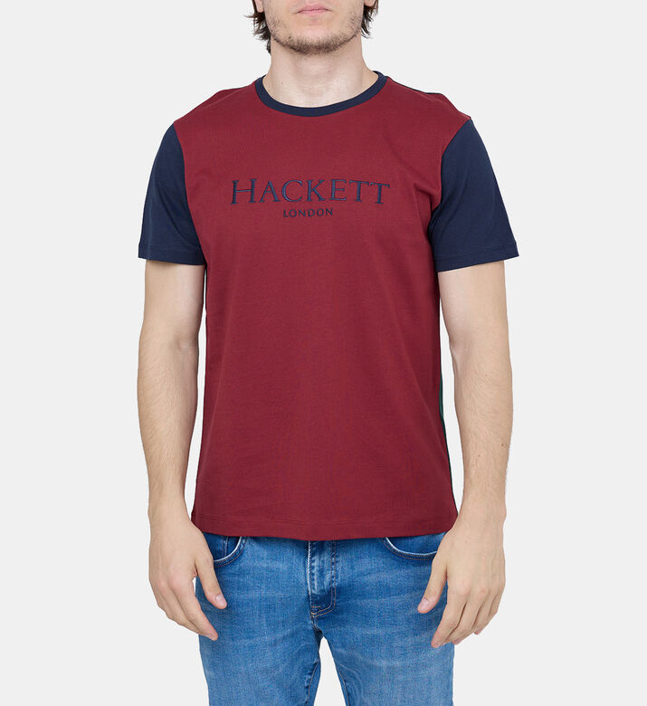 تيشيرت بشعار مطرز مقسم بألوان