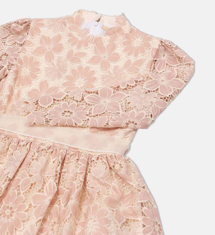 فستان بأكمام طويلة مطرز بأزهار