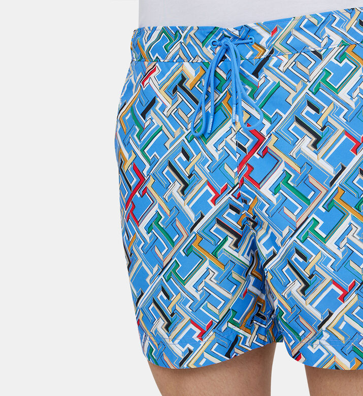 شورت سباحة بطبعة أحرف العلامة