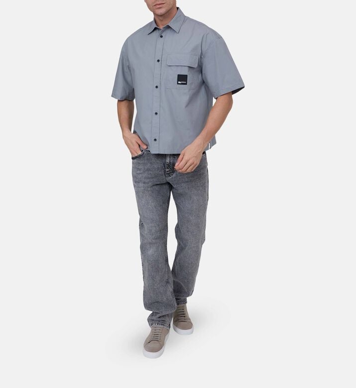 قميص بقصّة مربّعة بصف أزرار قميص بقصّة مربّعة بصف أزرار