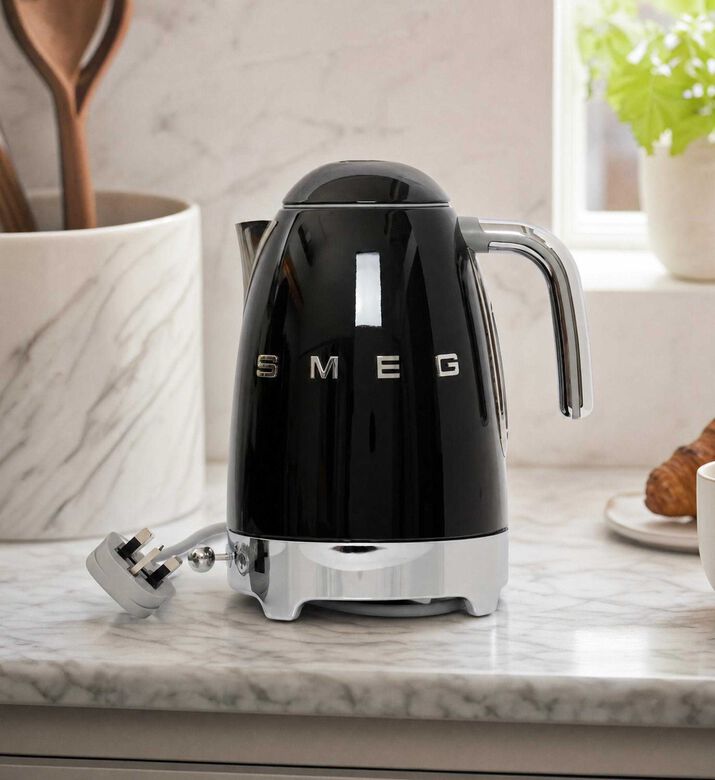 Smeg Standard Stainless Steel Kettle, Black, Model View