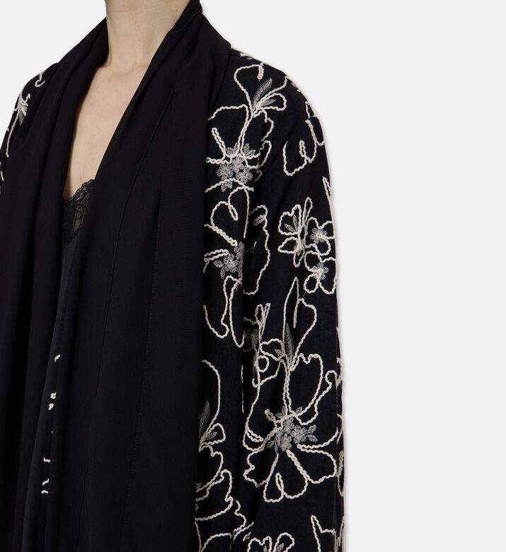 BANOU Abaya Flower, Model View