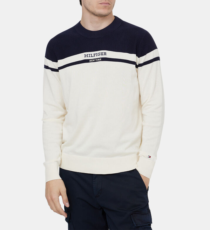 كنزة غرافيك مزينة بلوغو مقسم بألوان كنزة غرافيك مزينة بلوغو مقسم بألوان