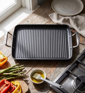 Le Creuset Large Nonstick Rectangular Grill, Model View