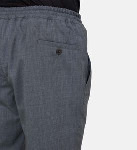 بنطال بتصميم مناسب وخصر برباط