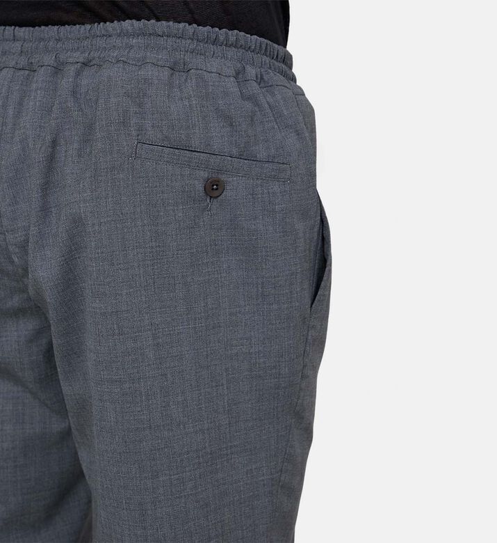 بنطال بتصميم مناسب وخصر برباط