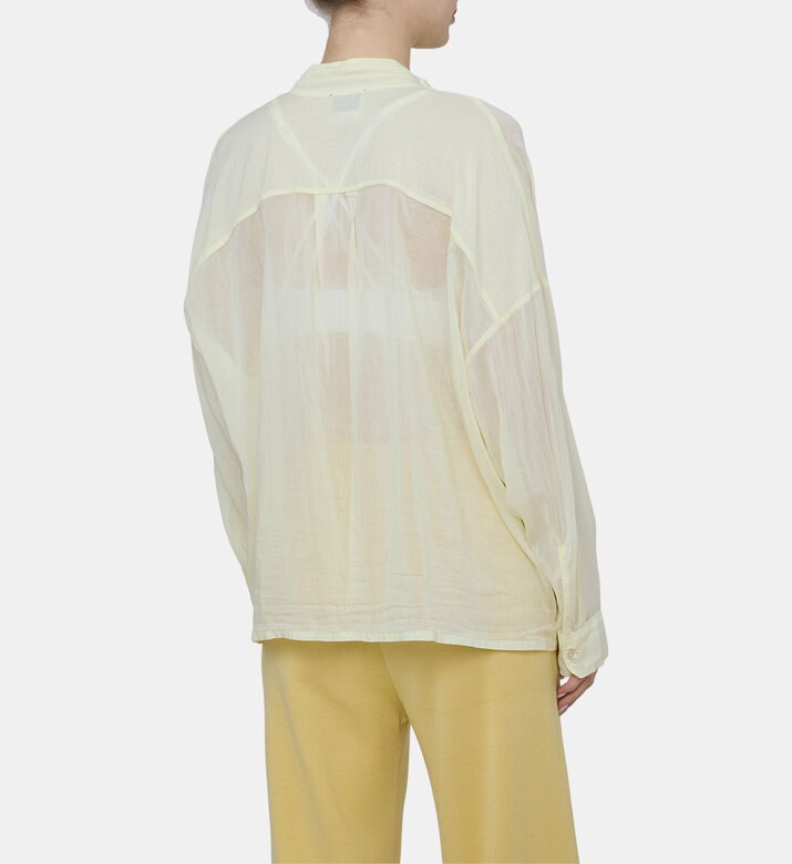 قميص بياقة منسدلة على الرقبة وأكمام طويلة