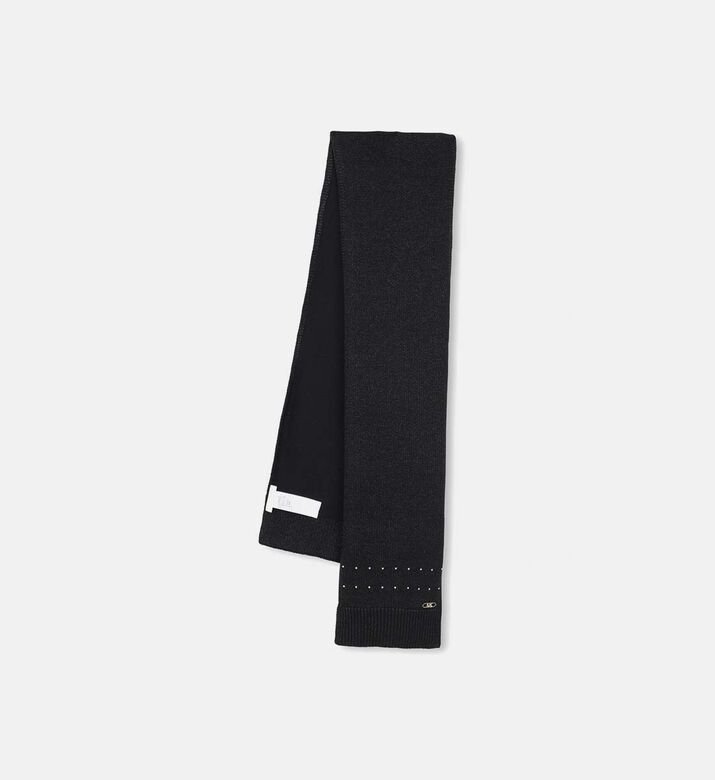 وشاح محبوك مزين بأزرار ذهبية