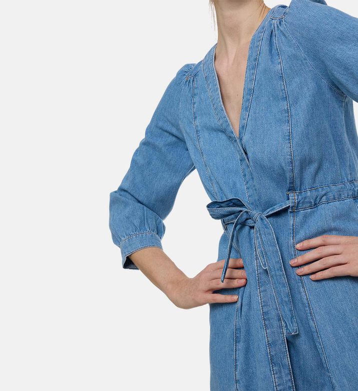 فستان جينز بأكمام منفوشة وياقة في فستان جينز بأكمام منفوشة وياقة في