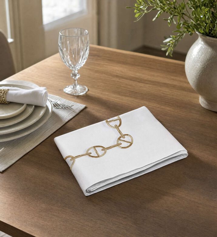 Dea Chain Cotton Embroidered Table Cloth, Model View