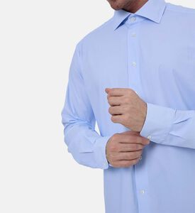 قميص بقصّة عادية بصف أزرار