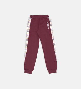 بدلة رياضية مخططة متعرجة بتفاصيل شعار