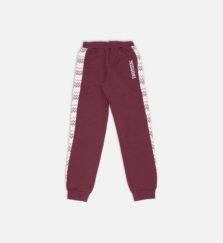 بدلة رياضية مخططة متعرجة بتفاصيل شعار