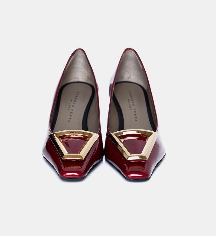 حذاء بمقدمة مربعة من جلد لامع