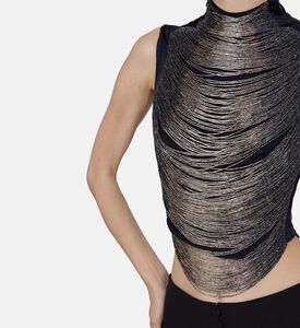 بلوزة بياقة عالية مزينة بشراشيب معدنية