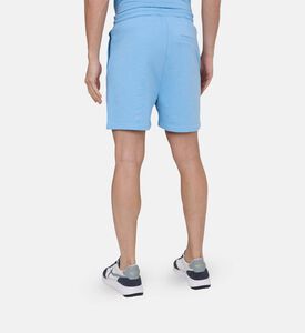 شورت قصير بجيوب جانبية مفتوحة وقصة عادية