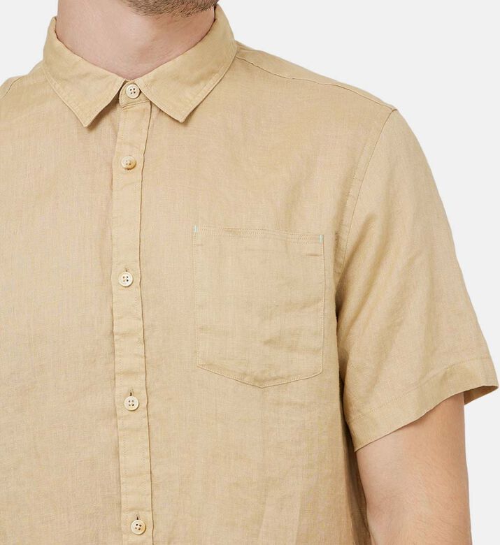 قميص كتان بجيوب وأكمام قصيرة