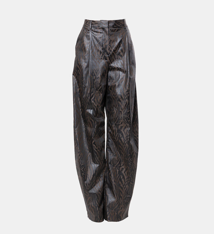 بنطال ذو طيّات بساق عريضة