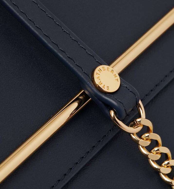 كلتش مستطيلة الشكل بتصميم أنيق