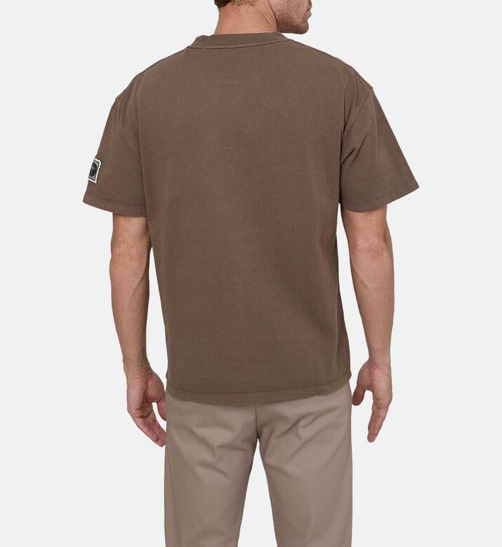 تيشيرت بأكمام قصيرة برقع طوابع