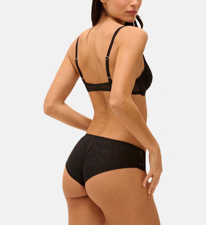 شورت بخصر متوسط وطبقة شفافة دانتيل وحافة مزخرفة