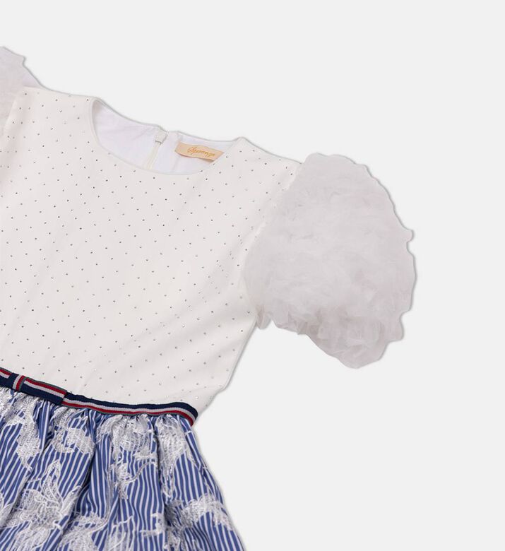 فستان بأكمام منفوشة مطرزة بأزهار