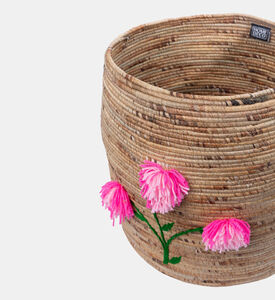 سلة كبيرة من أعشاب البحر مزينة بأزهار