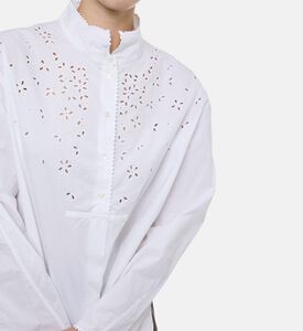 بلوزة يونانية مزينة بحلقات مفرغة