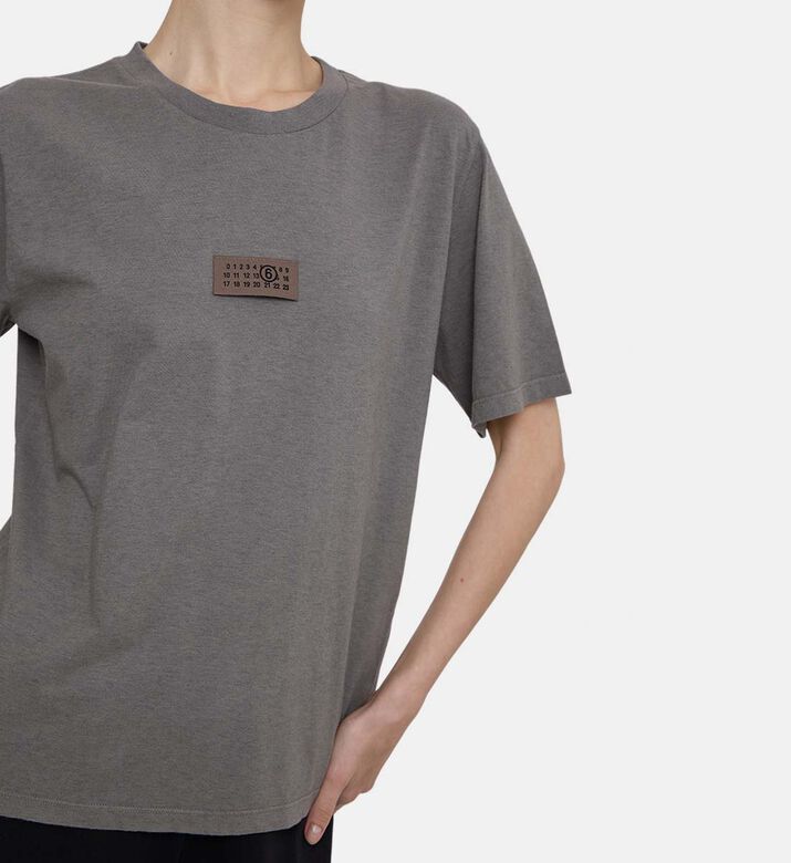 تيشيرت قصير الأكمام بياقة دائرية وشعار مزخرف داكن