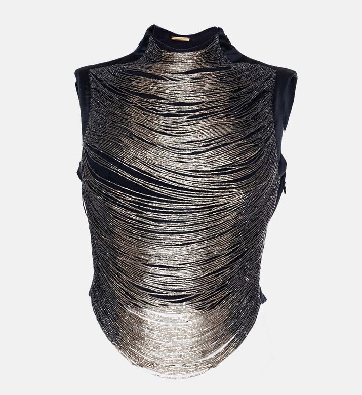 بلوزة بياقة عالية مزينة بشراشيب معدنية