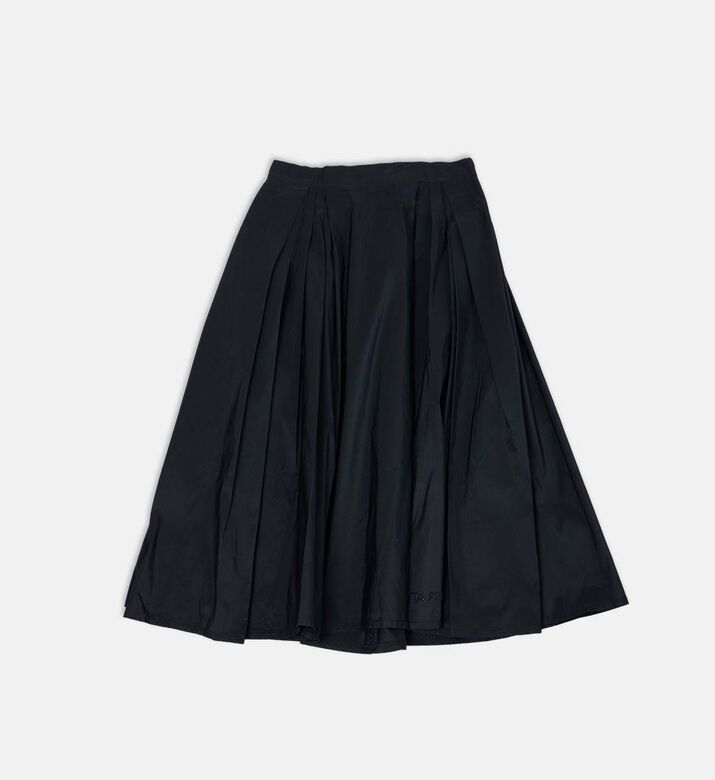 تنورة واسعة بطيات