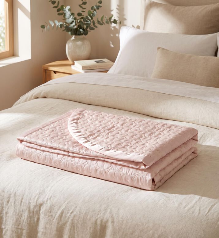 Dea Diamond Quilt Bed Cover, Packshot View