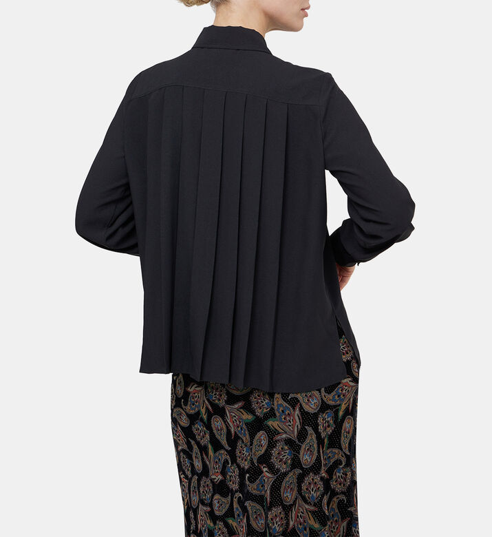 قميص فضفاض بأزرار وطيات خلفية