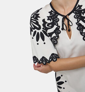 فستان واسع بتطريز أزهار