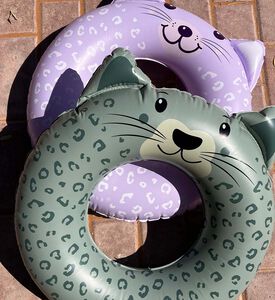 عوامة سباحة بشكل حيوان النمر