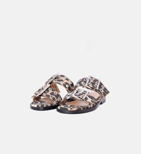 صندل بنعل مسطح وحزامين قابلين للتعديل مزينين بنقشة جلد فهد