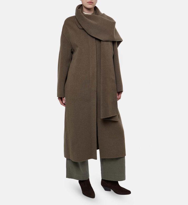 Soeur Coat Finn, Model View