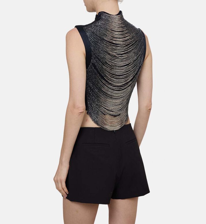 بلوزة بياقة عالية مزينة بشراشيب معدنية