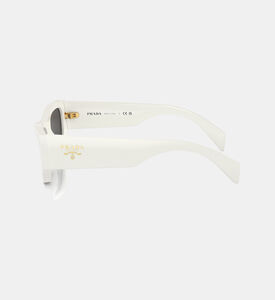 نظارة مستطيلة بإطار أبيض وعدسات داكنة 53