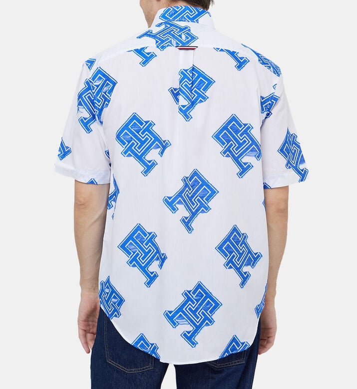 قميص بطبعة أحرف العلامة بأزرار أمامية