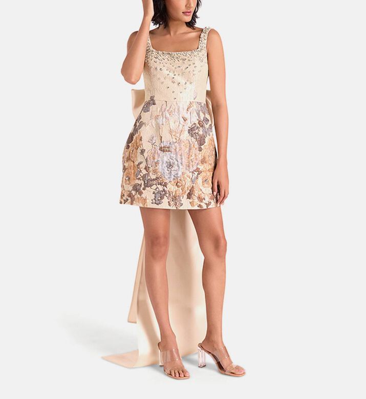 فستان قصير مرصع بكريستال مزين بعقدة صغيرة