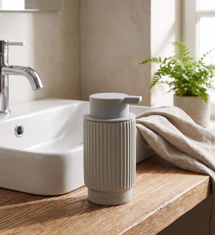 Marco Polo Wavy Soap Dispenser, Light-green, Model View