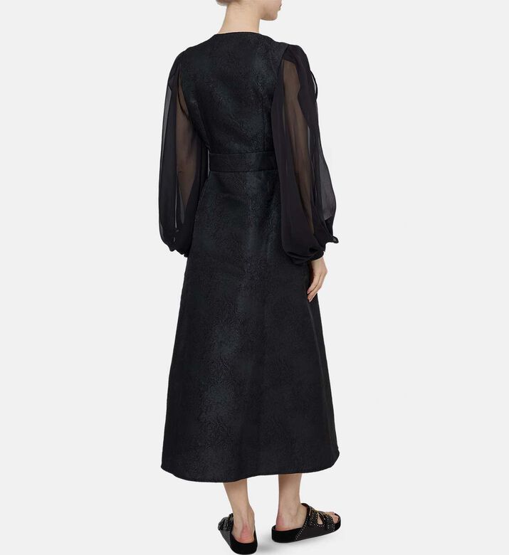 فستان بأكمام طويلة شفافة