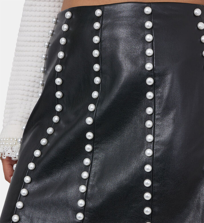 تنورة ليشيا مزينة بخطوط